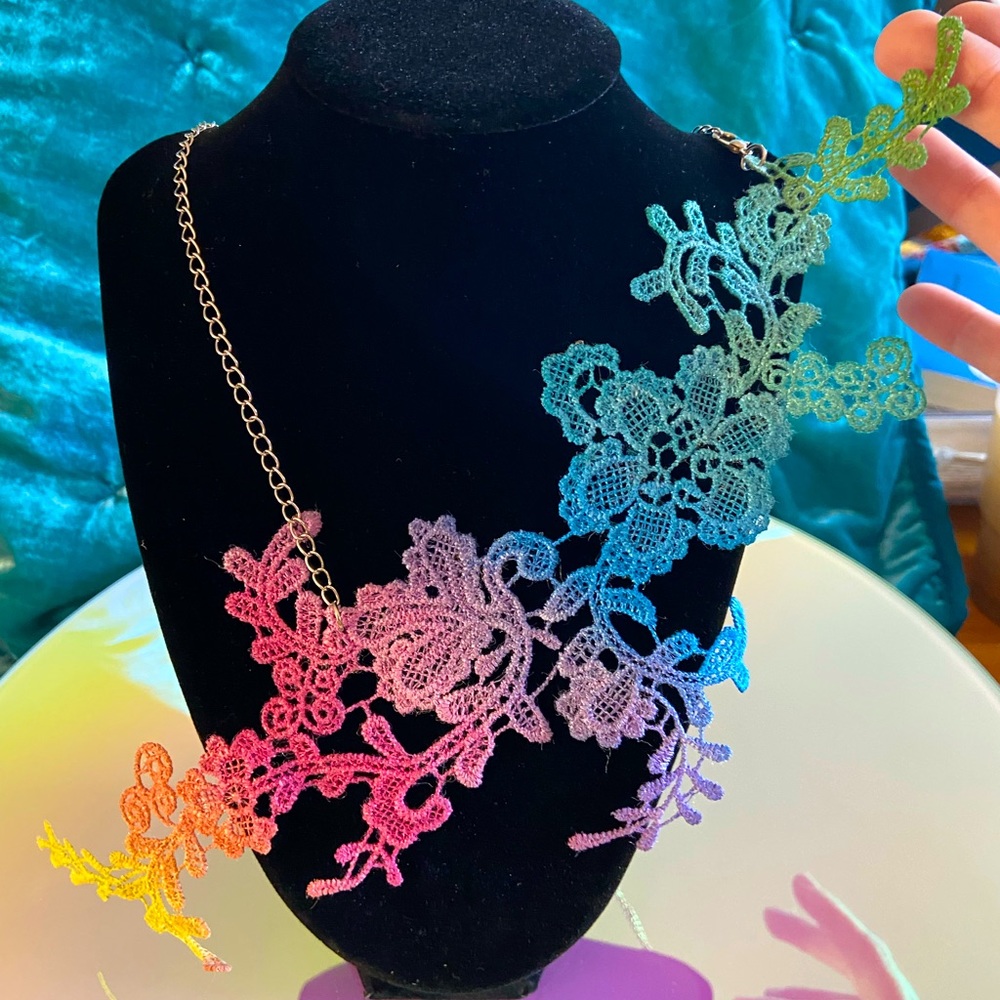 BEAUTIFUL HAND MADE VENETIAN LACE NECKLACE